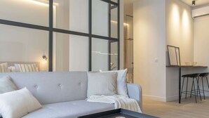 Suite – deluxe (3) | Oppholdsområde | En 50-tommers LED-TV med kabel-kanaler samt TV