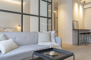 Deluxe suite (3) | Woonruimte | Een 50-inch ledtelevisie met kabelzenders en televisie