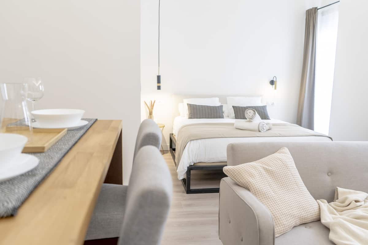 Executive Suite, Pool View (8) | 1 bedroom, blackout drapes, iron/ironing board, free WiFi