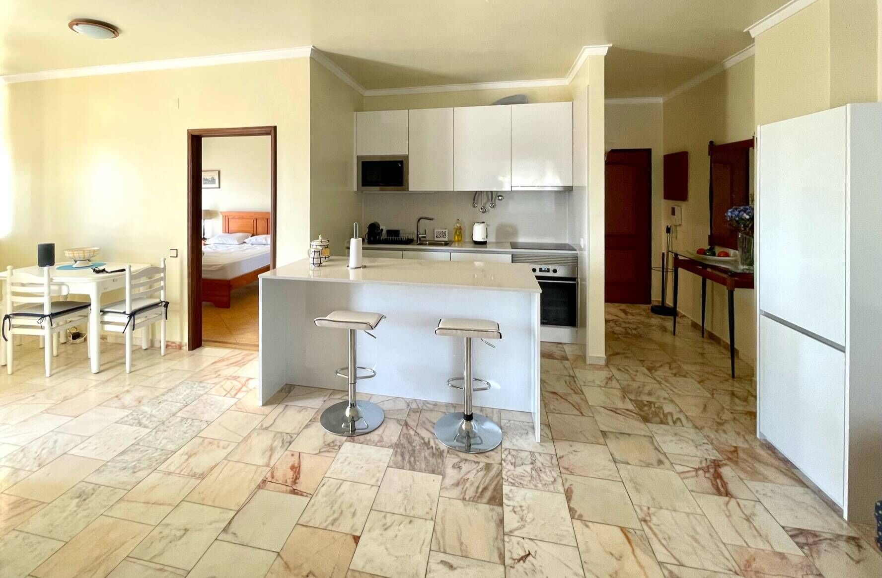 Een koelkast, een microgolfoven, een oven, een kookplaat