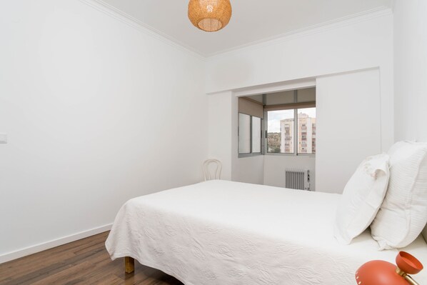 2 habitaciones, tabla de planchar con plancha, internet y ropa de cama 