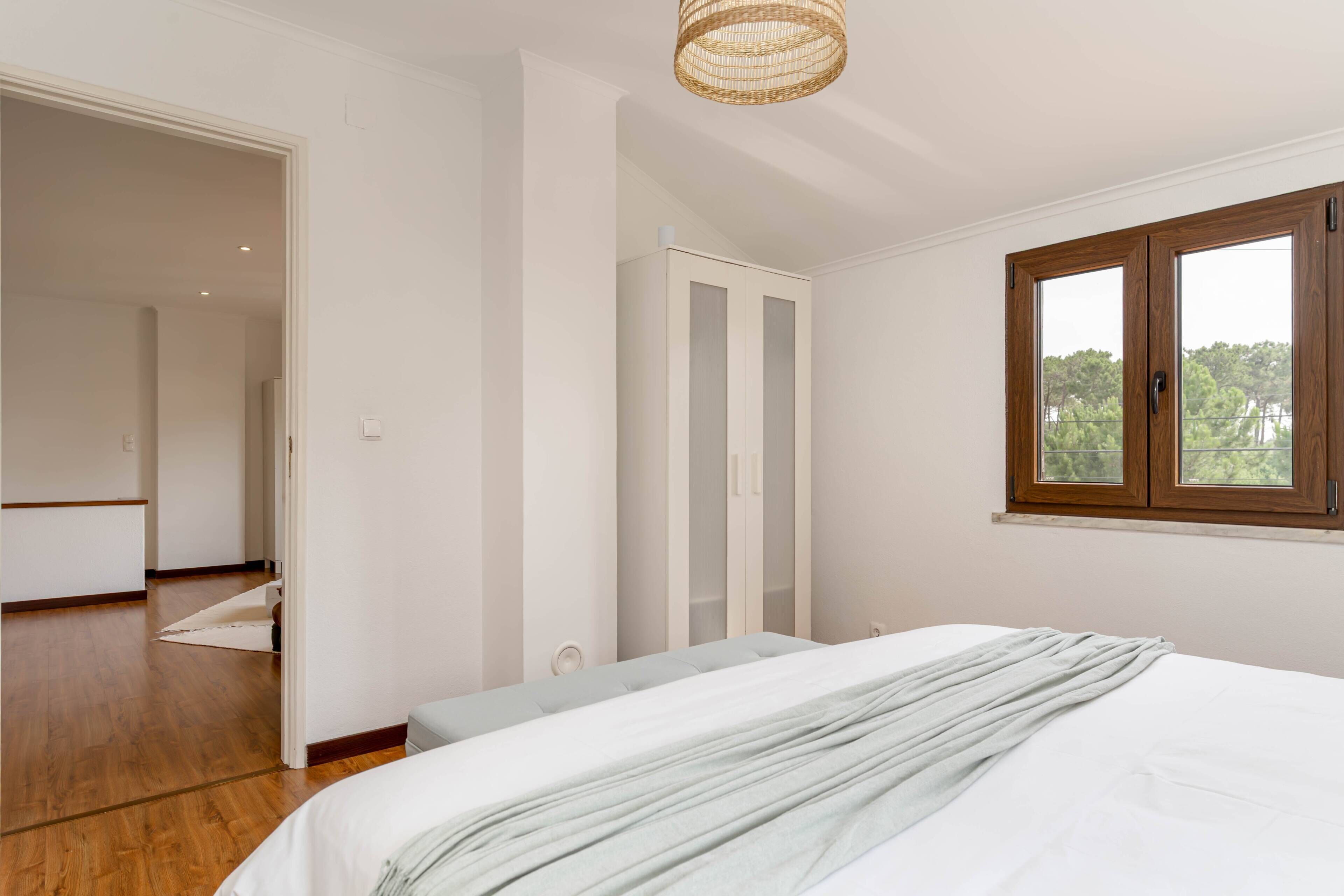 3 habitaciones, tabla de planchar con plancha, internet y ropa de cama 