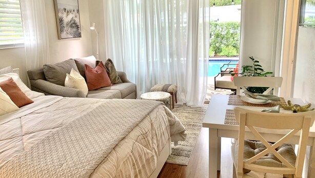 1 bedroom, iron/ironing board, WiFi, bed sheets - Master Suite with Private Pool (Margate)