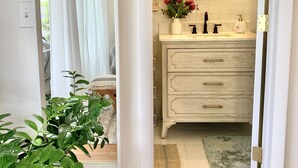 Shower, hair dryer, towels, soap - Master Suite with Private Pool (Margate)