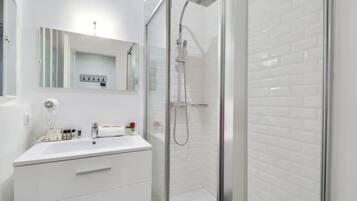 Een douche, een haardroger, handdoeken