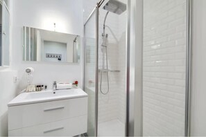 Shower, hair dryer, towels - Jardins du Luxembourg cozy 2 bedrooms (Paris)