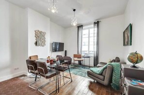 TV, offices - Jardins du Luxembourg cozy 2 bedrooms (Paris)