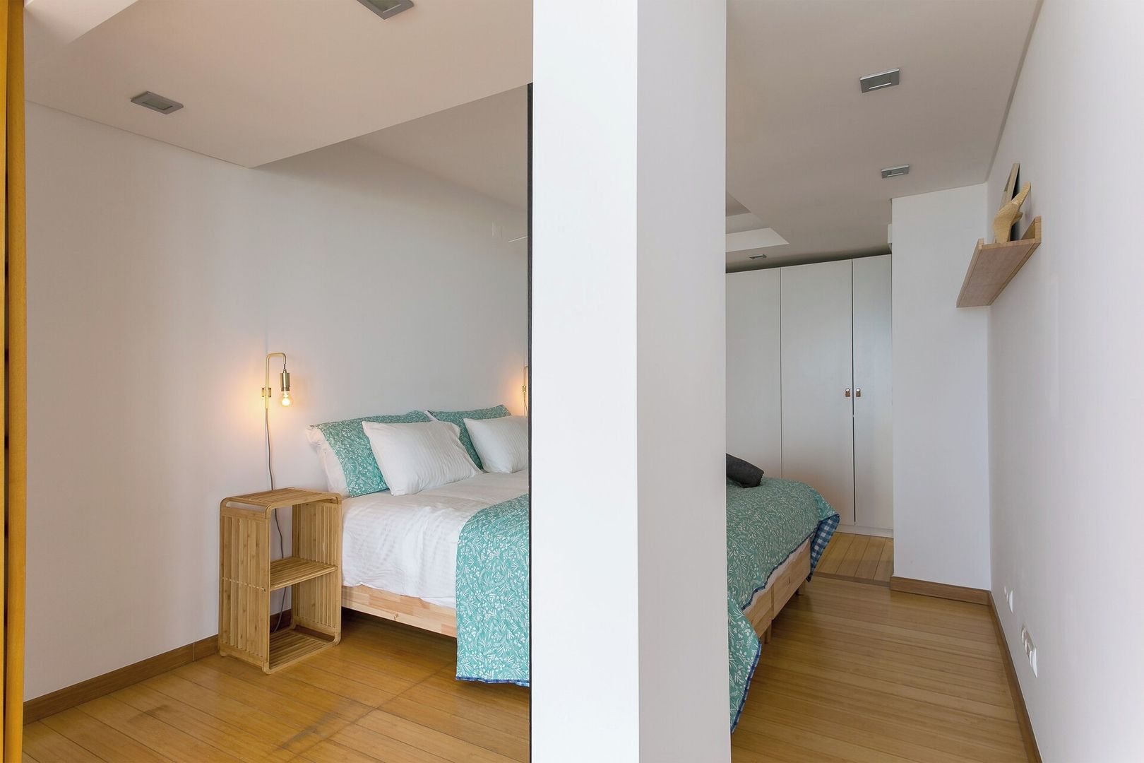 Ein Schlafzimmer mit einem Bett, einem Nachttisch und einem Kleiderschrank.