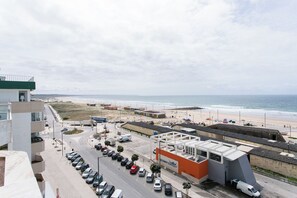A coastal parking area with a view of the beach and ocean. - Sunset Bliss - A Breathtaking Beachfront Apartment (Almada)