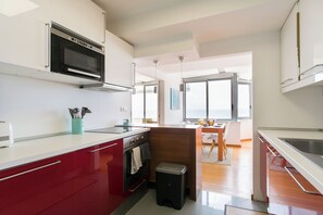 Private kitchen - Sunset Bliss - A Breathtaking Beachfront Apartment (Almada)