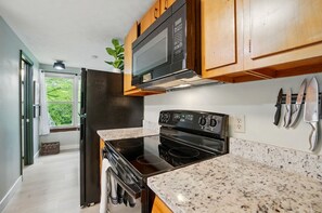 Fridge, microwave, oven, stovetop - Carriage House Retreat 2 (Milford)