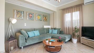 Deluxe Villa | Living area | Flat-screen TV, ping pong