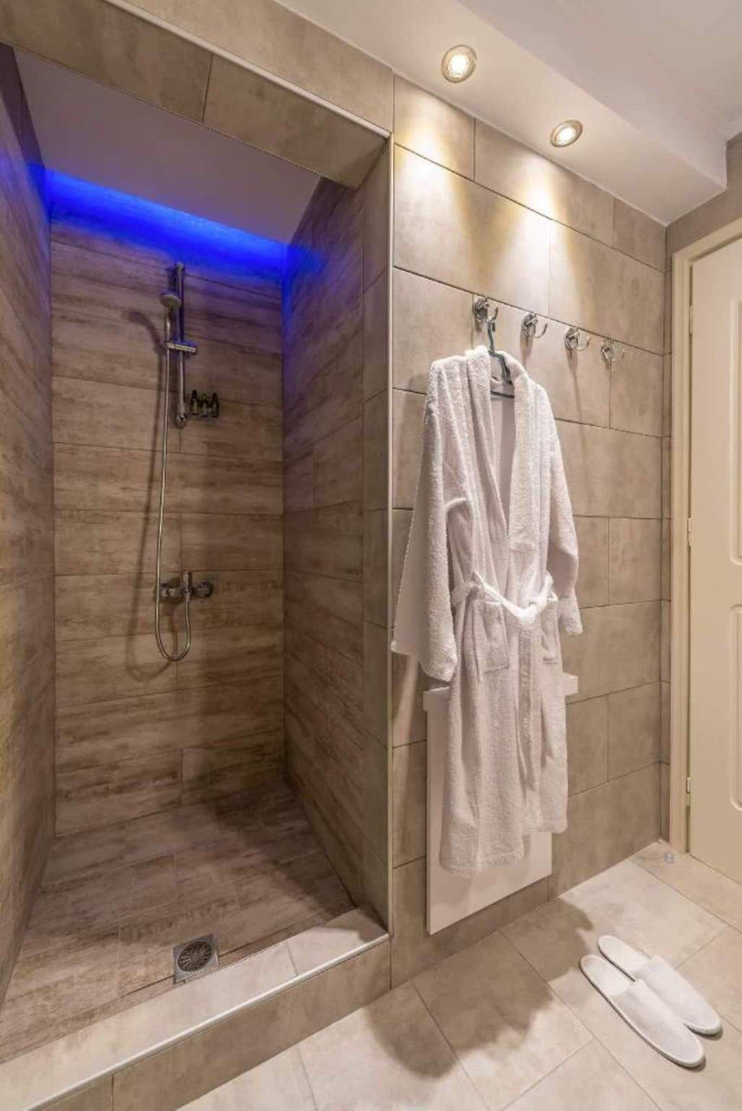 Villa Deluxe | Baño | Regadera, secadora de cabello, toallas 