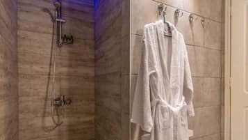 Villa Deluxe | Baño | Regadera, secadora de cabello, toallas