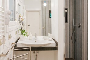 Shower, towels - Refined accommodation with a shabby chic interior and fantastic view (Pioppi)