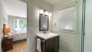 Combined shower/tub, hair dryer, towels