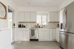 冰箱、微波炉、烤箱、炉灶