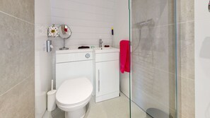 Dusj, hårføner, håndklær og såpe