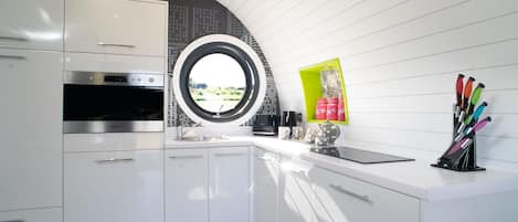 Refrigerador, microondas, parrilla de estufa y tetera eléctrica