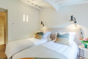5 bedrooms, iron/ironing board, free WiFi, bed sheets
