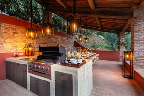 تناول الطعام بالخارج