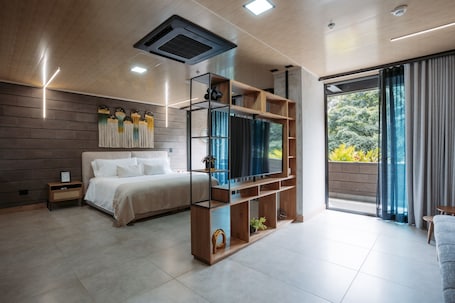 Ropa de cama de alta calidad y caja de seguridad en la habitación