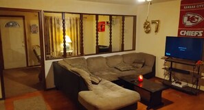 Offices - Cozy 3 bed home, private yet close to everything. (Springfield)