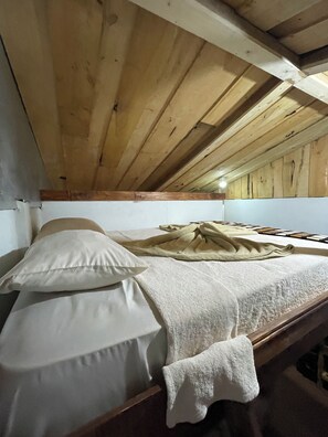 Economy Room | Desk, laptop workspace, free WiFi, bed sheets - Poas Volcano Rooms  (Sabanilla)