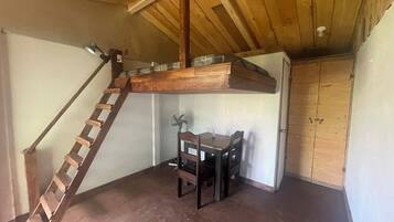 مكتب ومساحة عمل للكمبيوتر المحمول وواي فاي مجانًا وملاءات أسرّة