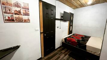 مكتب ومساحة عمل للكمبيوتر المحمول وواي فاي مجانًا وملاءات أسرّة