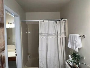 Ensemble douche/baignoire, serviettes fournies, papier toilette