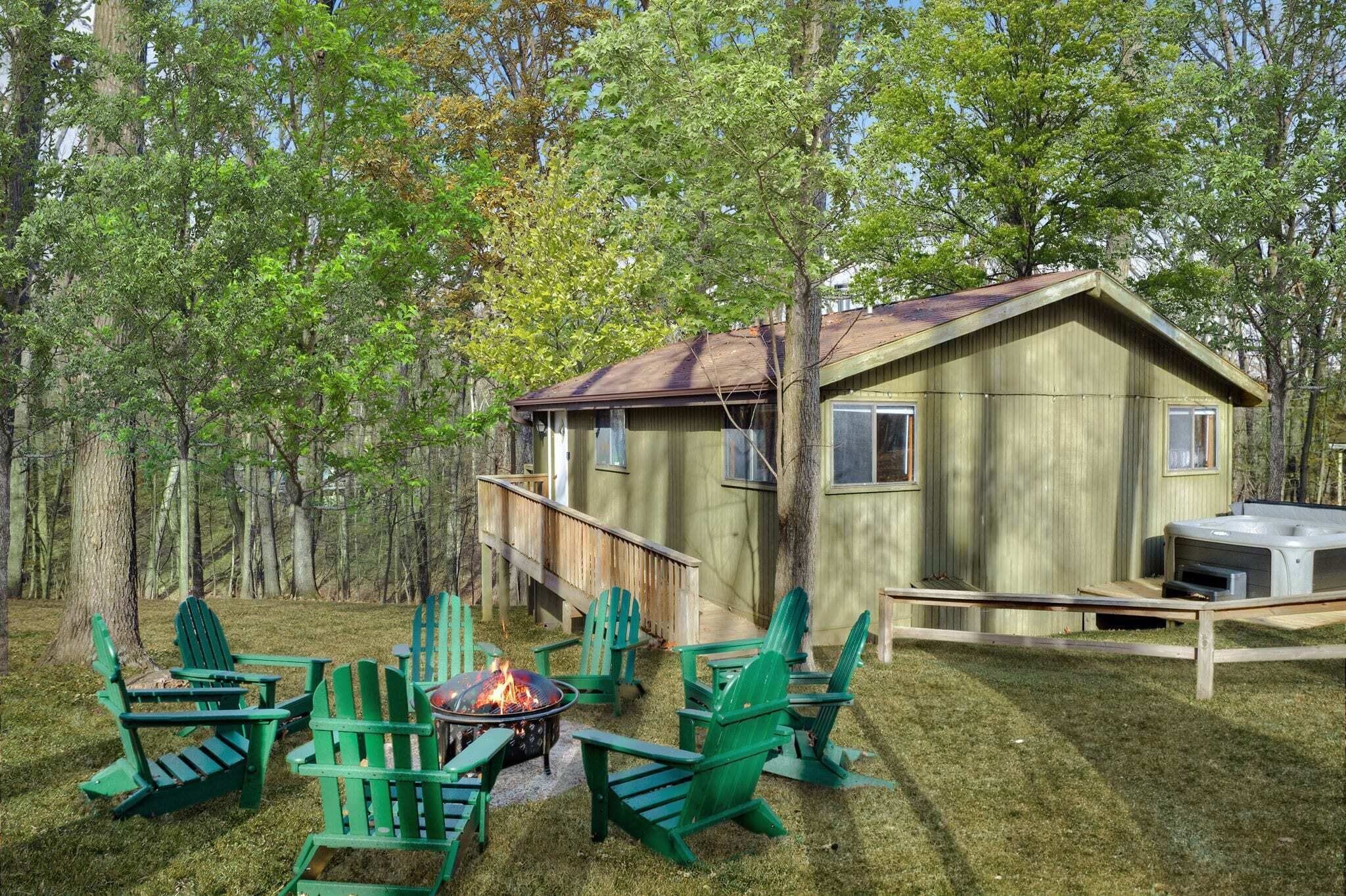 Cabin w/HotTub, FirePit, Wifi, Pool & Gym Access