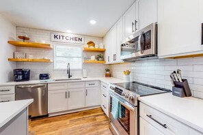 Fridge, microwave, oven, stovetop - Wine Down Haus - Relax in FBG (Fredericksburg)