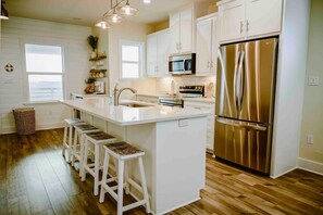 Kylskåp, mikrovågsugn, ugn och spishäll