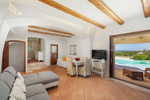 TV, fireplace - Villa del Faro - Porto Cervo (Porto Cervo)