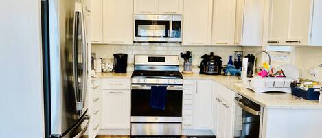 Jääkaappi, mikroaaltouuni, uuni, liesi