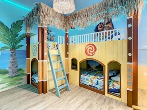 11 bedrooms, desk, travel cot, free WiFi - Custom Themed Home sleeps 32 -near parks with private pool, theater, game room! (Davenport)