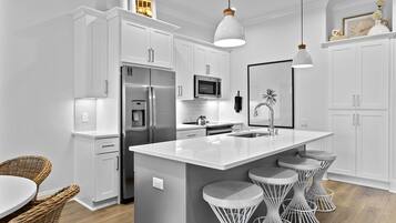 Lave-vaisselle, tables à manger