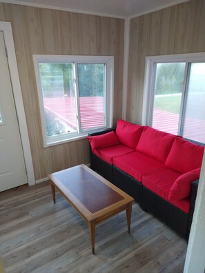 تلفزيون ذكي، مدفأة، ألعاب فيديو، كُتُب