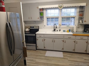 Fridge, microwave, oven, stovetop -  #NoCleaningFee! Pool Table, Hot tub, fireplace overlooking Wreck Island Creek (Gladstone)