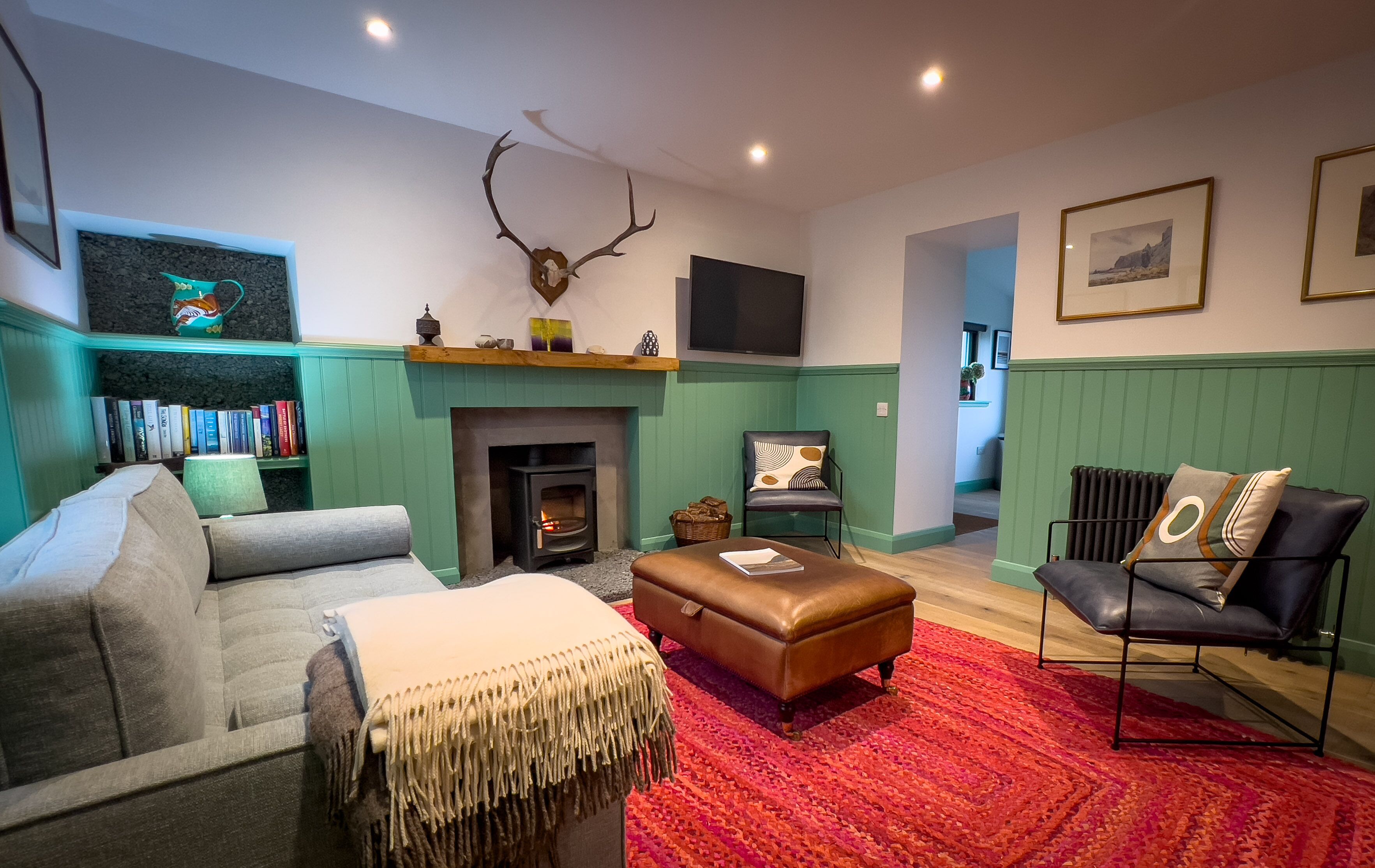 Smart TV, chimenea y libros 