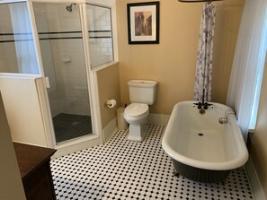 Badewanne, Haartrockner, Handtücher, Seife