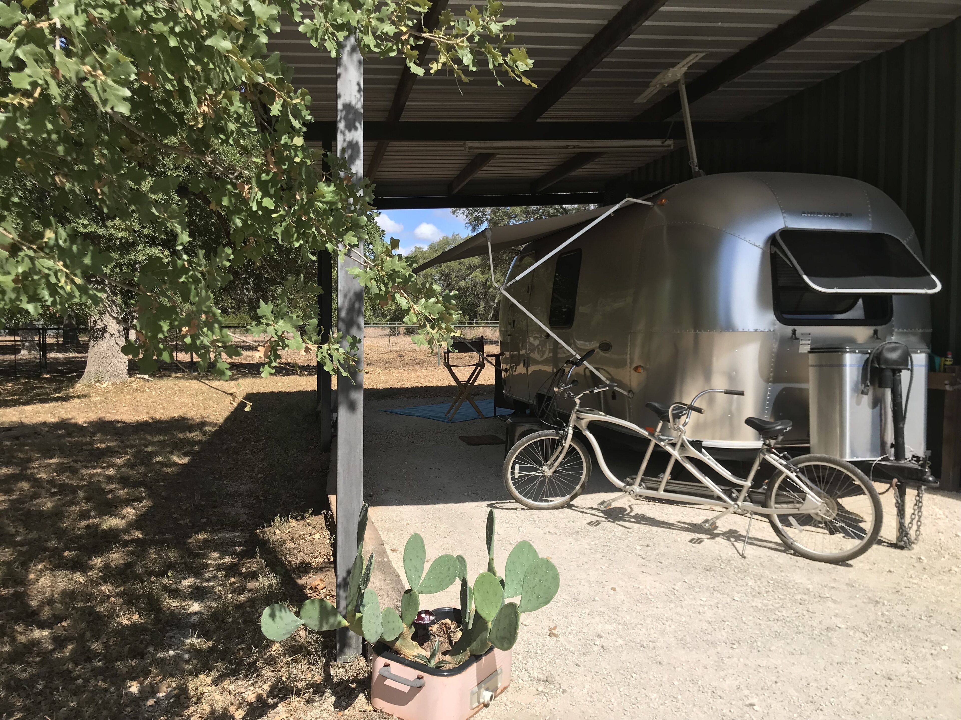 A ShinyTiny Airstream with a Pool!<br>WimberleyMarket Days Special 1st Saturday 