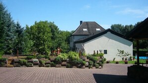 A modern building with a flat roof and a paved courtyard. - Fair guests Harz visitors Bike - and Outdoorpark Bad Salzdetfurth (Bockenem)