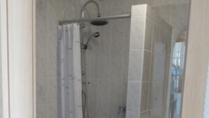 A bathroom with a shower, toilet, and sink. - Fair guests Harz visitors Bike - and Outdoorpark Bad Salzdetfurth (Bockenem)