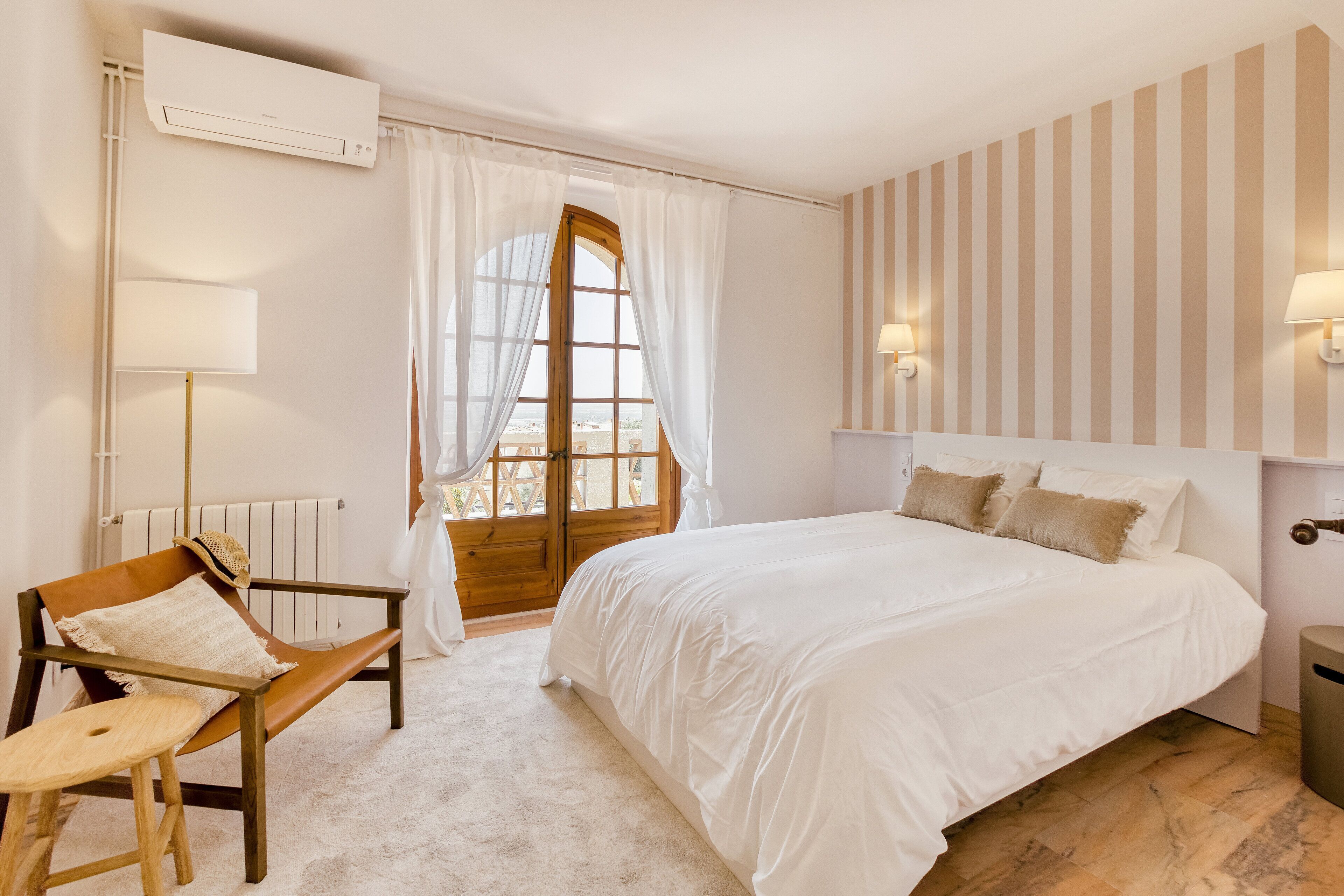 Ropa de cama de alta calidad, edredones de plumas, wifi gratis