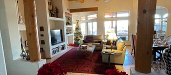 Light-filled New Mexican Villa with Mountain Views