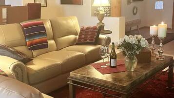 Smart-tv, een open haard, boeken en een printer