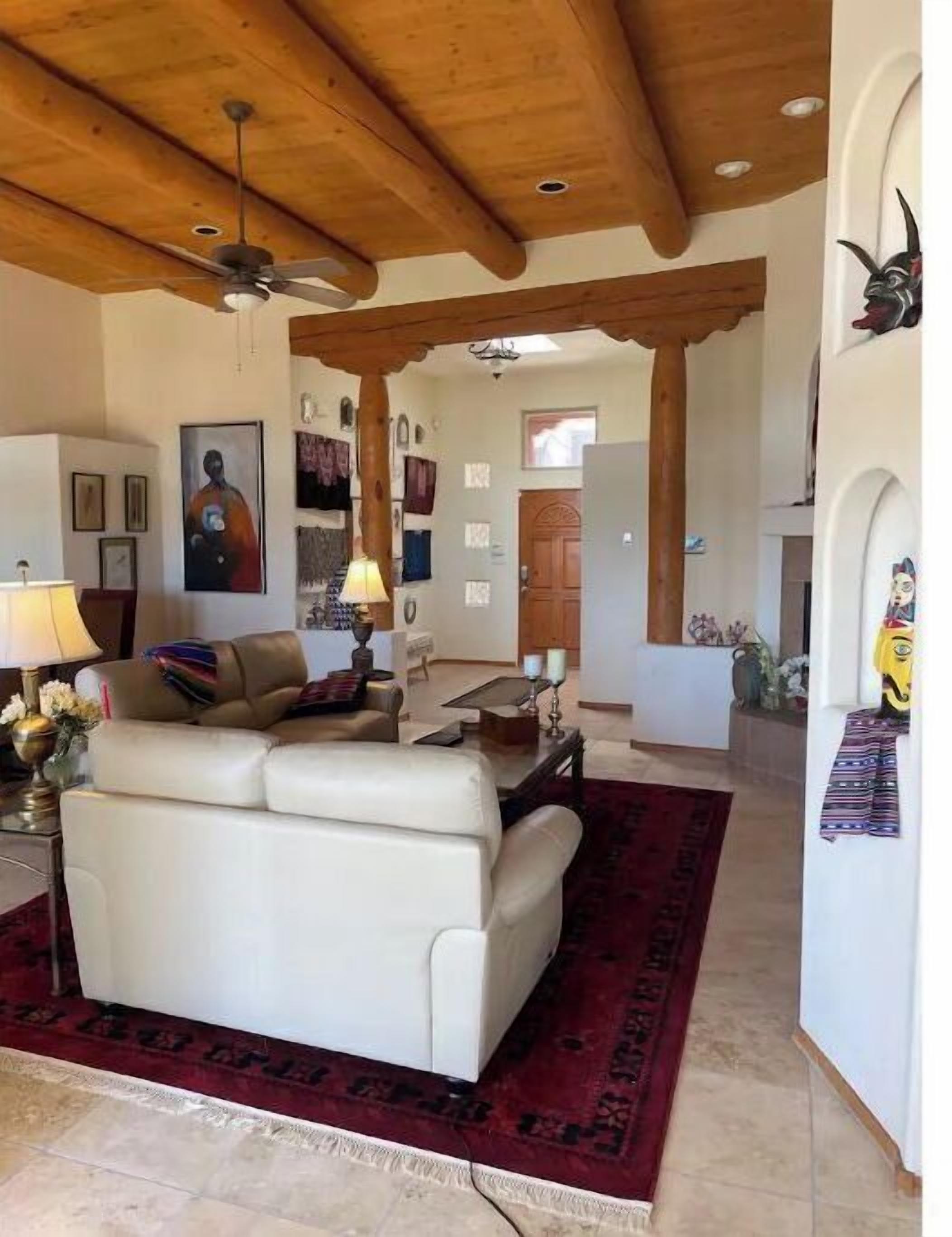 智能電視、壁爐、書籍、打印機