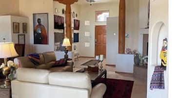 智能電視、壁爐、書籍、打印機